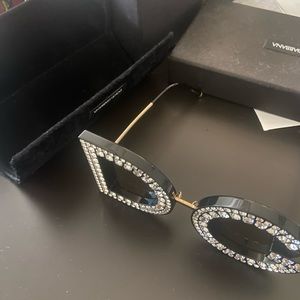 Sunglasses barely look brand new with box